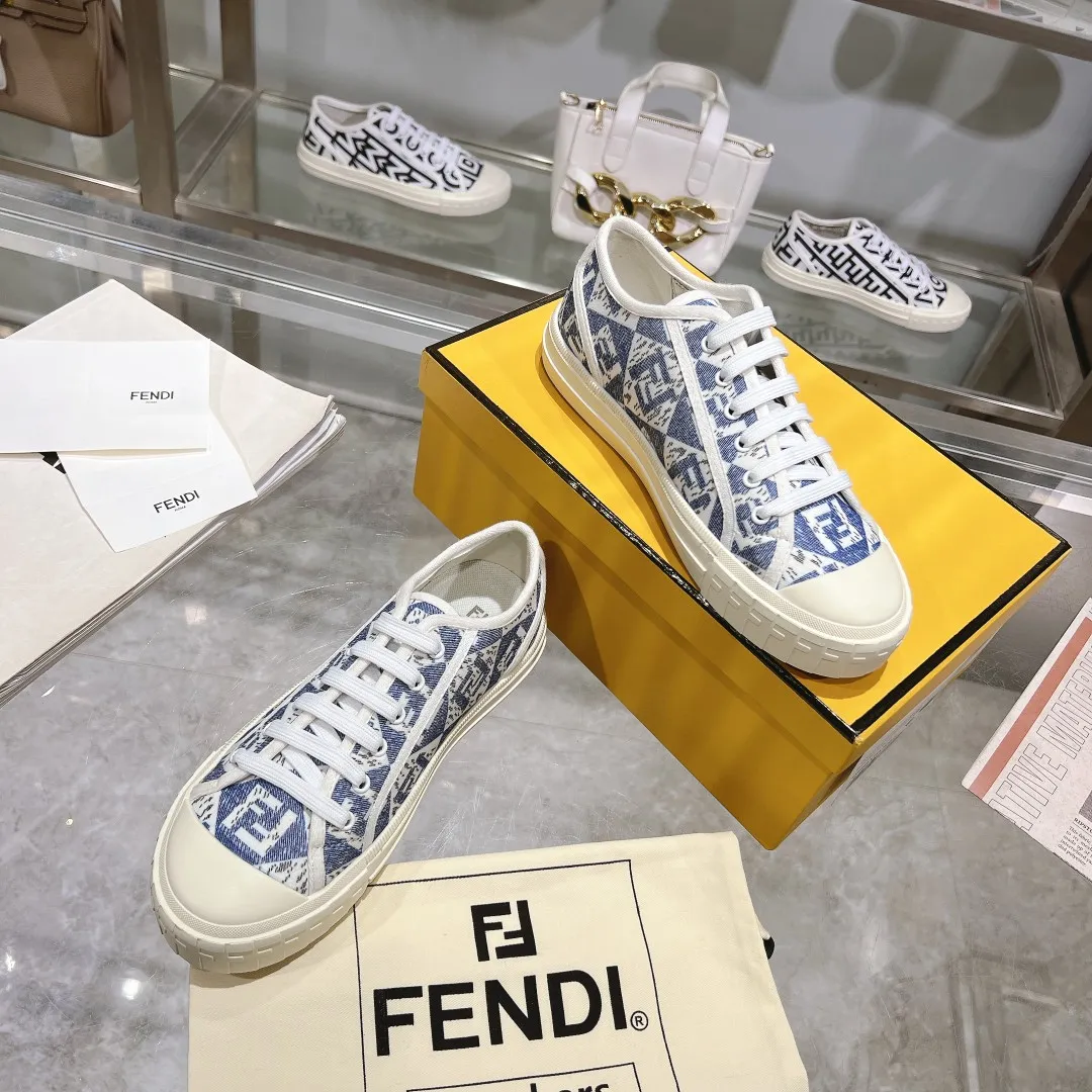 Couple style 💰460❤️Fendi Fendi's latest couple canvas shoes ❑ Fabric: Original customized imported jacquard canvas material ❑ Inner lining: Imported canvas material ❑ Sole: Original molded non-slip TPU outsole ❑ Bottom thickness: 2.5cm ❑ Size: Women's 35-40/Men's 39-45
